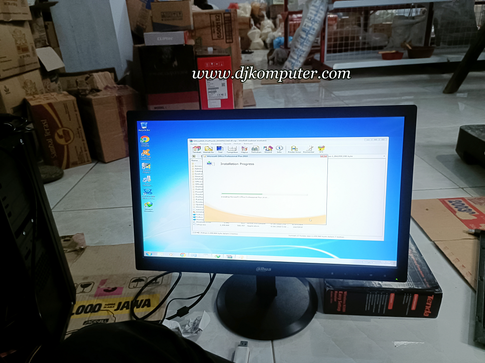 <p>Kasir merupakan alat yang sangat di butuhkan setiap toko peran alat ini sangat penting, dari mulai mempercepat kegiatan jual beli, malakukan perhitungan transaksi secara akurat, dan mempermudah pembukaan dan rekam penjualan, sampai membangun kepercayaan dengan para pelanggan, dan untuk itu memilih mesin kasir sangat di perlukan pertimbangan yang sangat besar.</p>